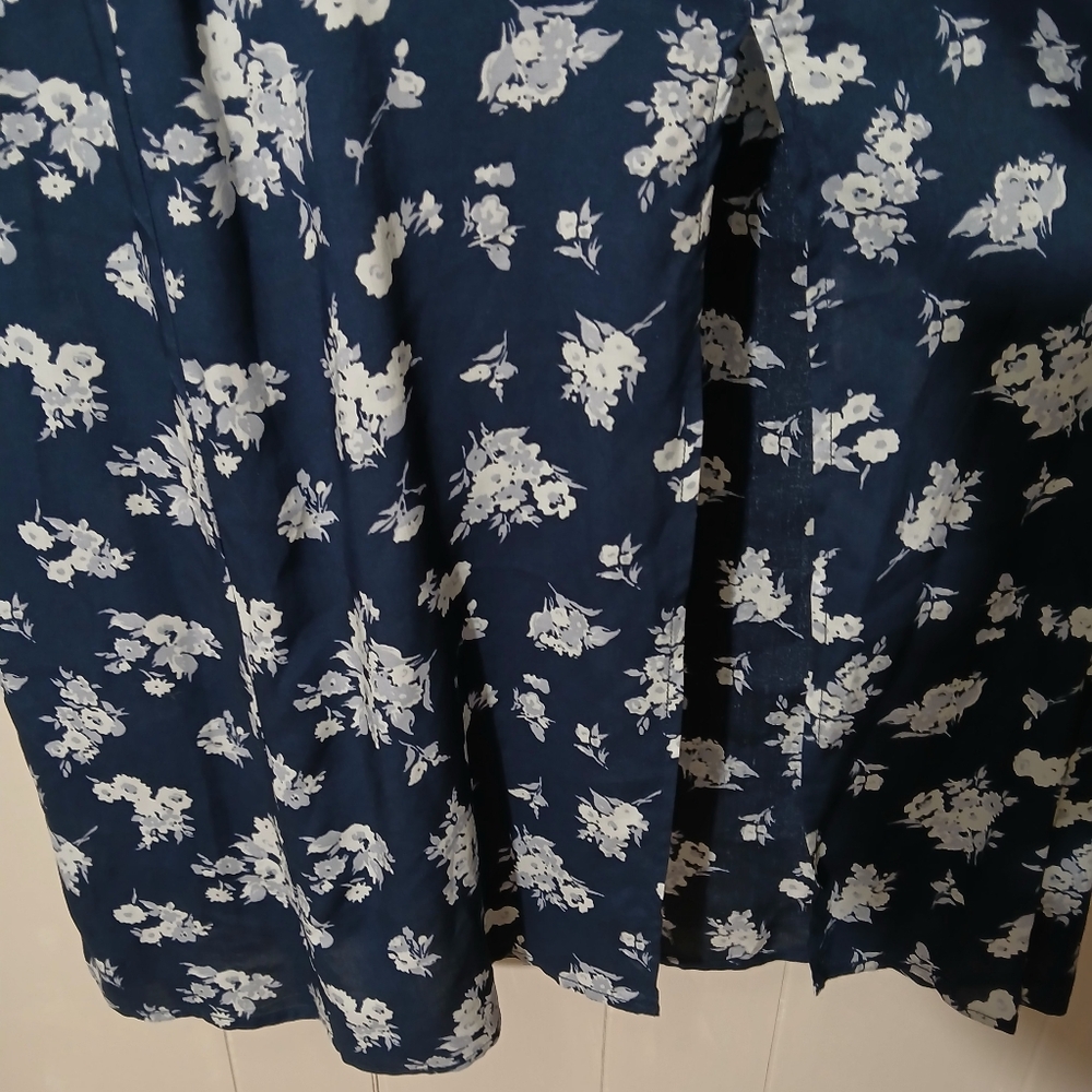 $13 Abercrombie & Fitch Midi Dress Smocked Navy White Floral Spring NWT - Picture 4 of 10